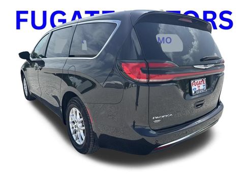 Used 2024 Chrysler Pacifica Touring-L FWD image 3