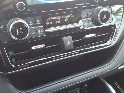 Used 2021 Toyota Highlander XLE FWD image 19