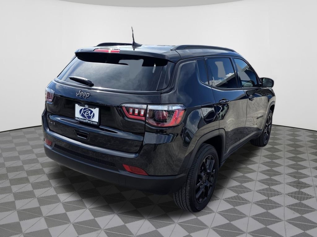 Used 2025 Jeep Compass Latitude w/ Convenience Group AWD/4WD image 9