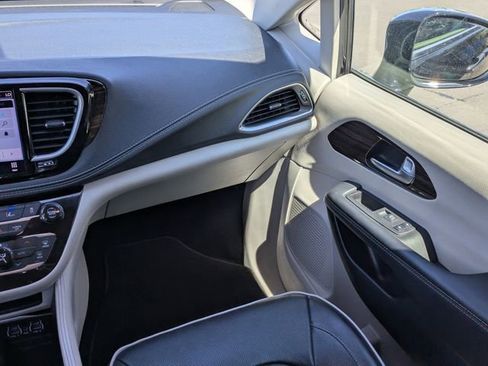 Used 2023 Chrysler Pacifica Limited image 20