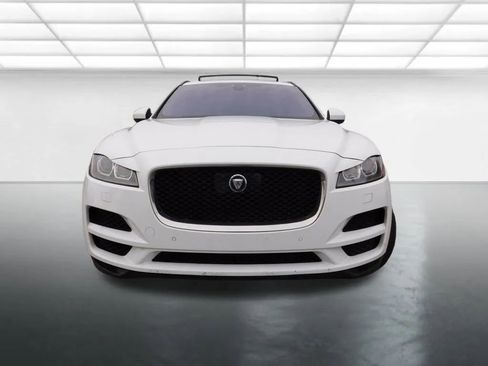 Used 2019 Jaguar F-PACE Premium image 3