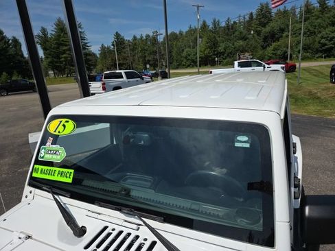 Used 2015 Jeep Wrangler Unlimited Sahara w/ Connectivity Group AWD/4WD image 17