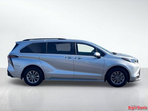 Certified 2025 Toyota Sienna XLE FWD image 8