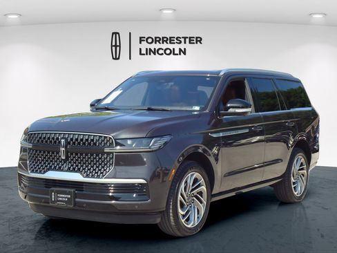 Used 2025 Lincoln Navigator Reserve AWD/4WD image 7