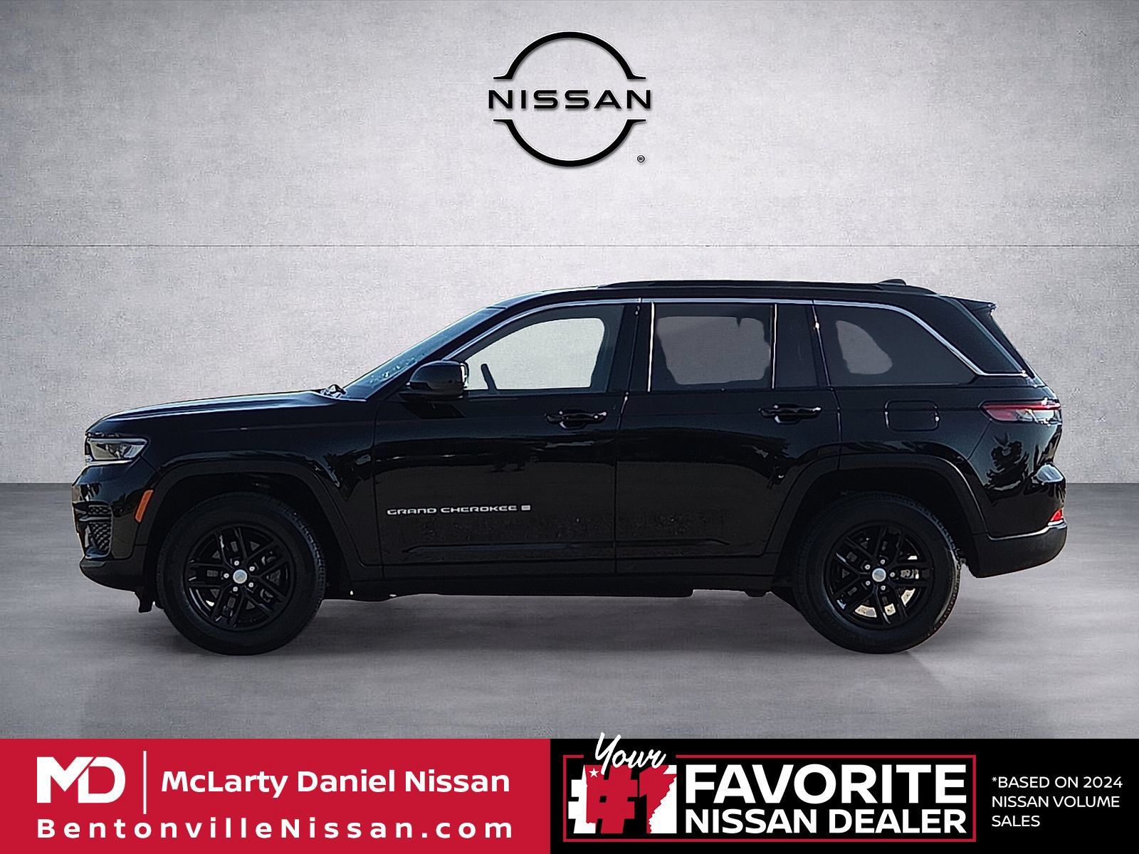 Used 2024 Jeep Grand Cherokee Laredo X RWD image 3