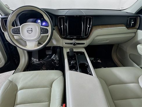 Used 2022 Volvo XC60 B5 Momentum w/ Climate Package image 15