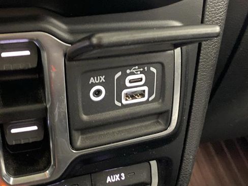 Used 2022 Jeep Wrangler Unlimited Sahara w/ Cold Weather Group AWD/4WD image 29