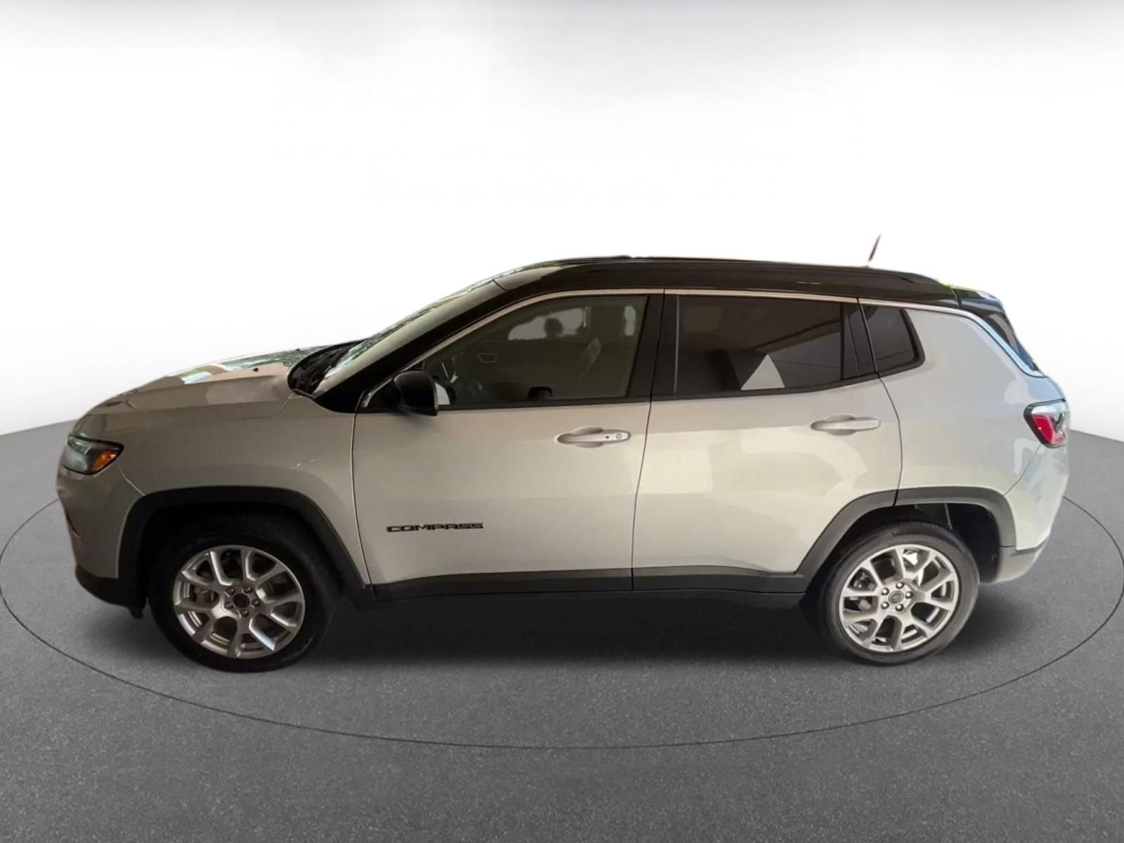 Used 2025 Jeep Compass Limited AWD/4WD image 8