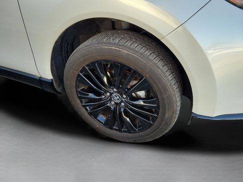 Certified 2023 Toyota Venza XLE image 23