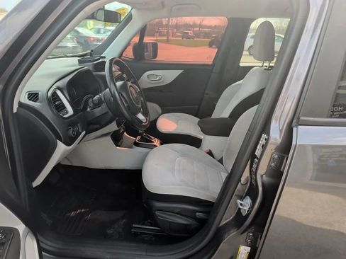 Used 2018 Jeep Renegade Latitude w/ Cold Weather Group FWD image 20