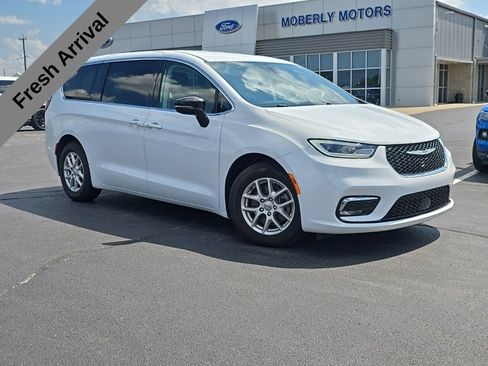 Used 2024 Chrysler Pacifica Touring-L FWD image 1