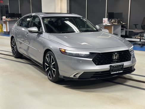 Used 2023 Honda Accord Touring image 3