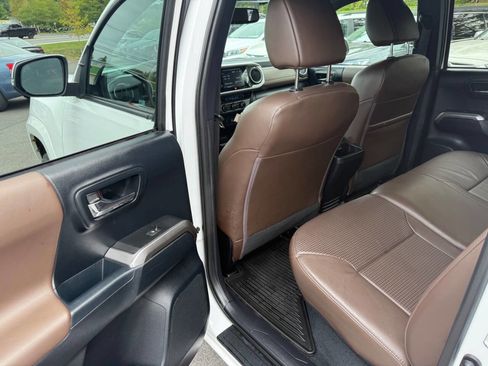 Used 2016 Toyota Tacoma Limited image 14