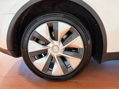 Used 2020 Tesla Model Y Long Range image 15