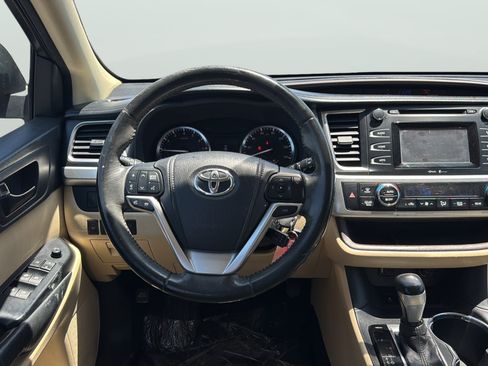 Used 2015 Toyota Highlander Plus FWD image 16