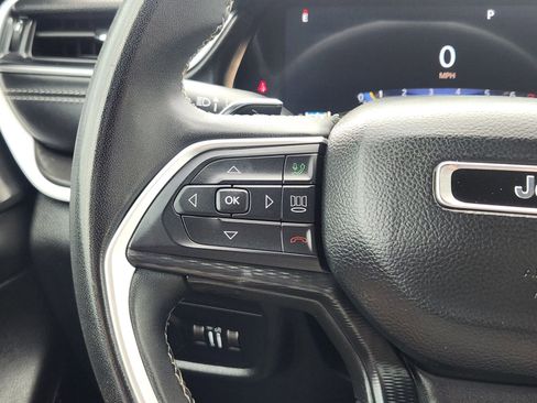 Used 2025 Jeep Grand Cherokee Laredo X RWD image 32