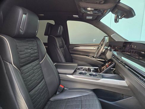 Certified 2025 Cadillac Escalade V w/ LPO, ONYX Package AWD/4WD image 30