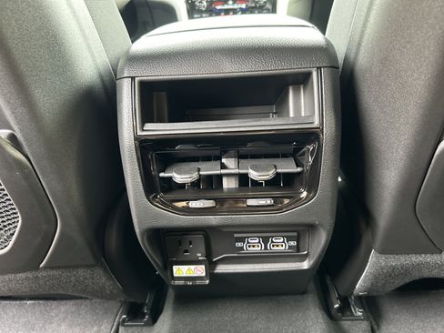 New 2025 Jeep Grand Cherokee Altitude image 40