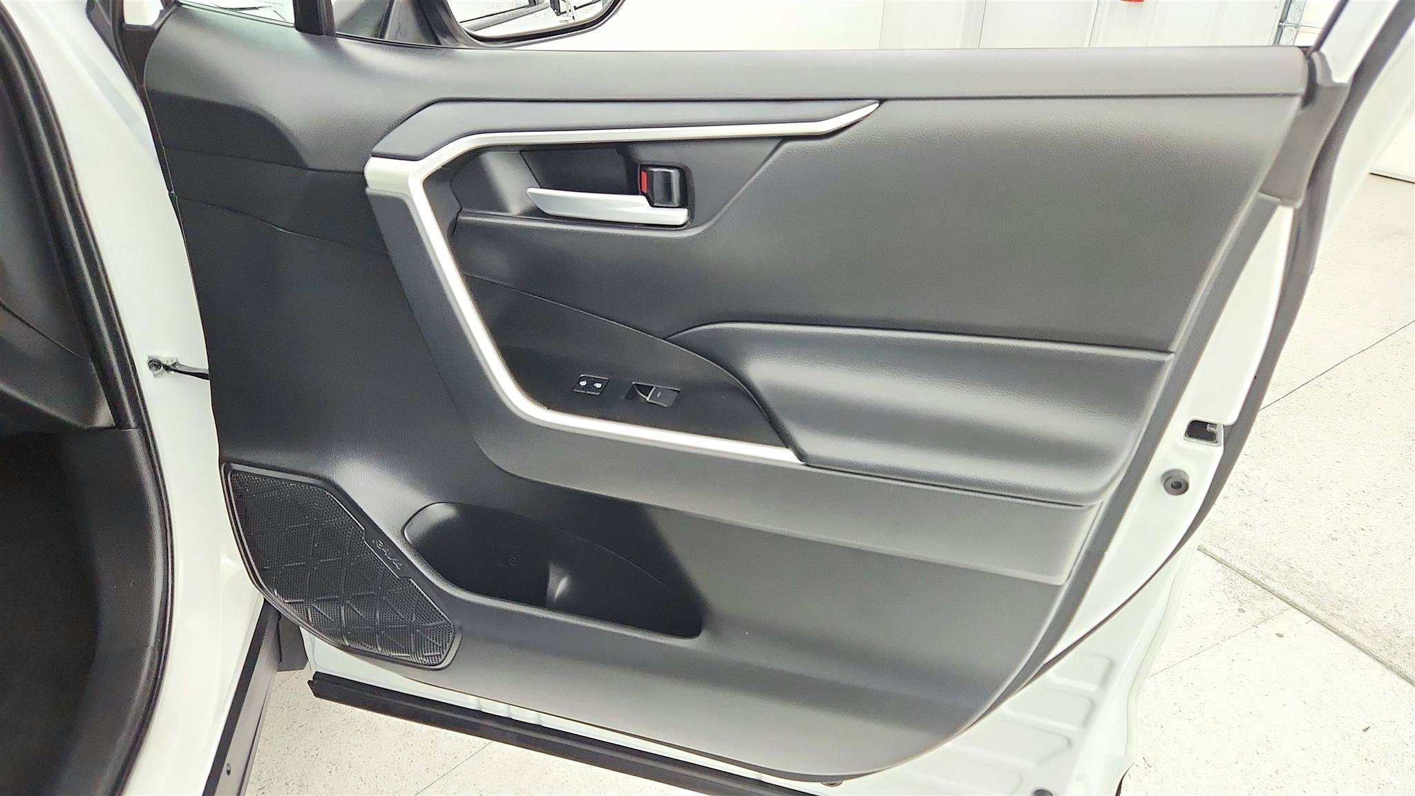 Used 2025 Toyota RAV4 XLE FWD image 25