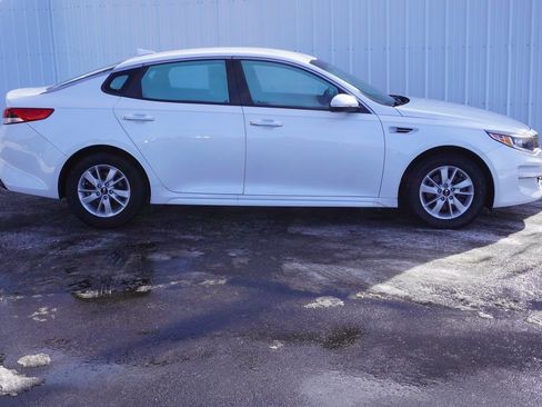 Used 2017 Kia Optima LX w/ Convenience Package image 2