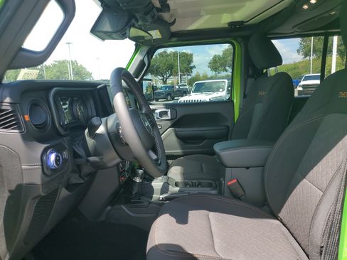 Used 2025 Jeep Gladiator Mojave w/ Safety Group AWD/4WD image 12