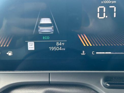 Used 2026 Kia Carnival FWD image 33