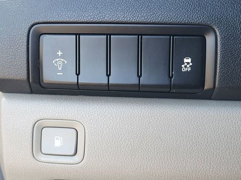 Used 2021 Kia Sedona LX image 19