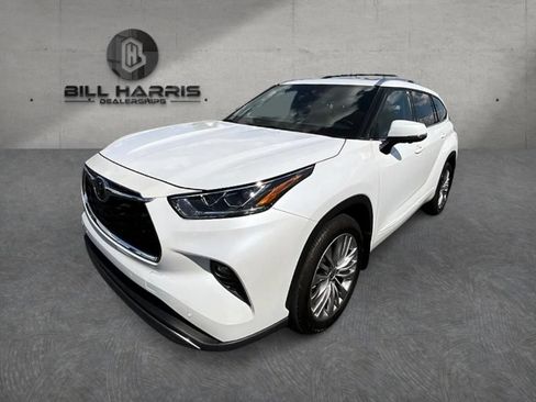 Used 2023 Toyota Highlander Platinum AWD/4WD image 2