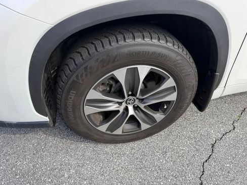 Used 2021 Toyota Highlander XLE AWD/4WD image 9
