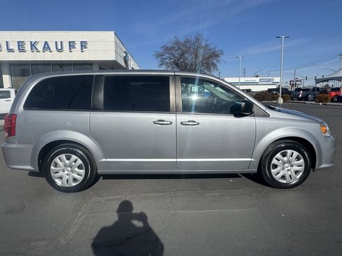Used 2018 Dodge Grand Caravan SE w/ UConnect Hands-Free Group image 2