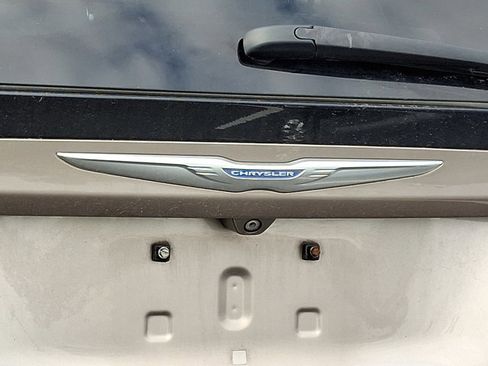 Used 2017 Chrysler Pacifica Touring-L Plus w/ Advanced Safetytec Group FWD image 10