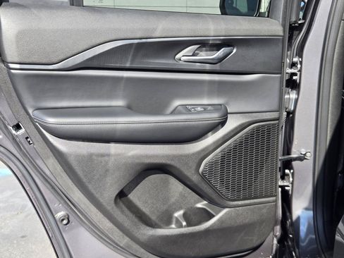 Used 2025 Jeep Grand Cherokee Laredo X RWD image 11