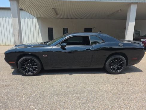 Used 2018 Dodge Challenger R/T w/ Driver Convenience Group RWD image 2