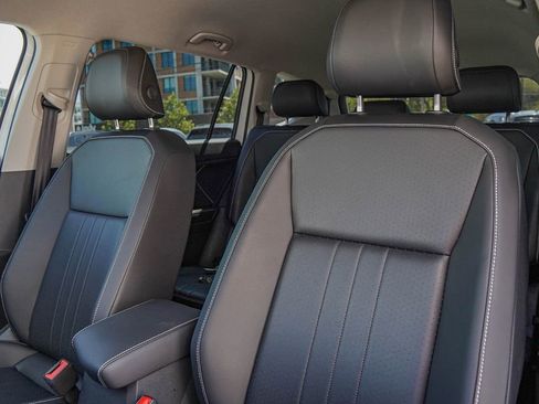 Used 2024 Volkswagen Tiguan SE image 12