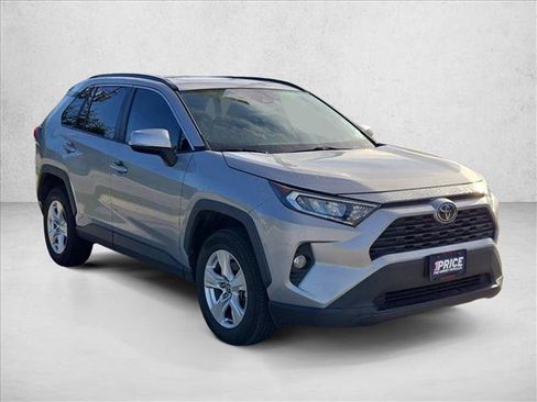 Used 2021 Toyota RAV4 XLE w/ Convenience Package FWD image 3