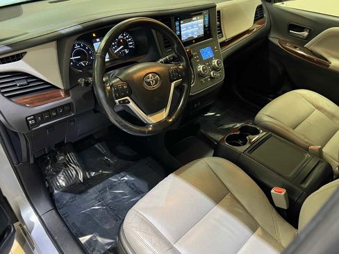 Used 2017 Toyota Sienna Limited Premium image 2