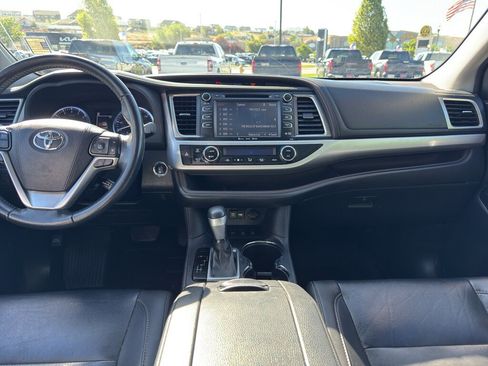 Used 2019 Toyota Highlander XLE AWD/4WD image 11