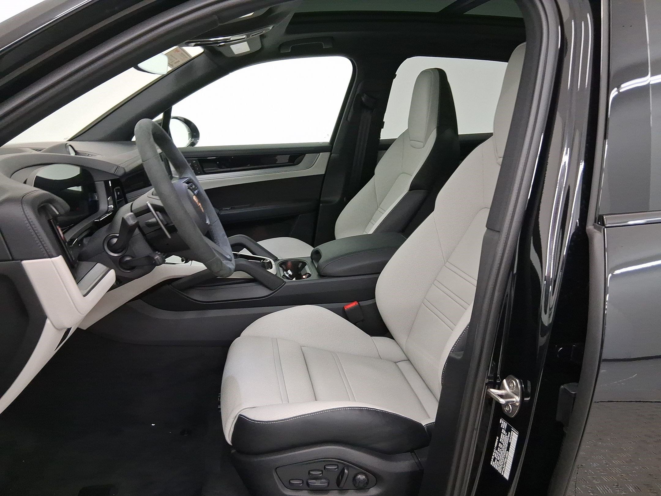 Used 2026 Porsche Cayenne S AWD/4WD image 5