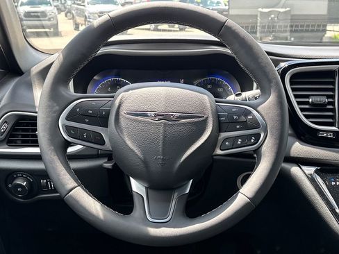 Used 2025 Chrysler Pacifica Select FWD image 19