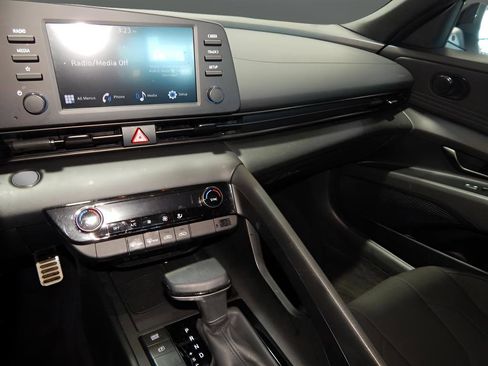 Used 2025 Hyundai Elantra SE image 15