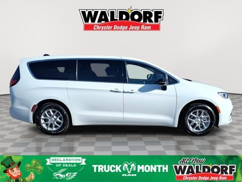 New 2026 Chrysler Pacifica Select image 2