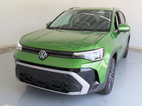 New 2025 Volkswagen Taos SE image 9