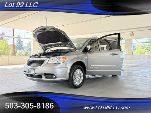 Used 2013 Chrysler Town & Country Limited w/ Luxury Group FWD image 29