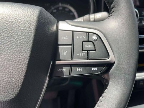 Used 2024 Toyota Highlander XLE AWD/4WD image 30