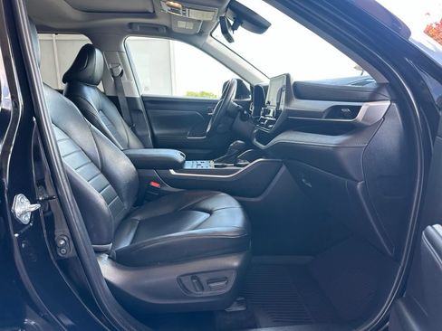 Certified 2025 Toyota Highlander XLE AWD/4WD image 12
