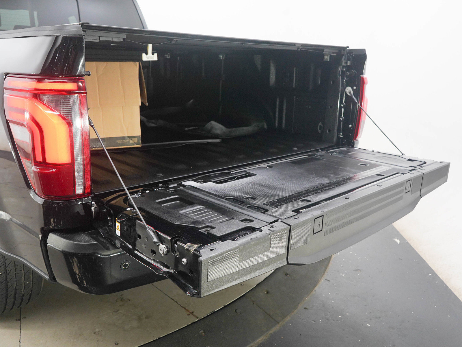 Used 2024 Ford F150 Lariat w/ Bed Utility Package AWD/4WD image 11