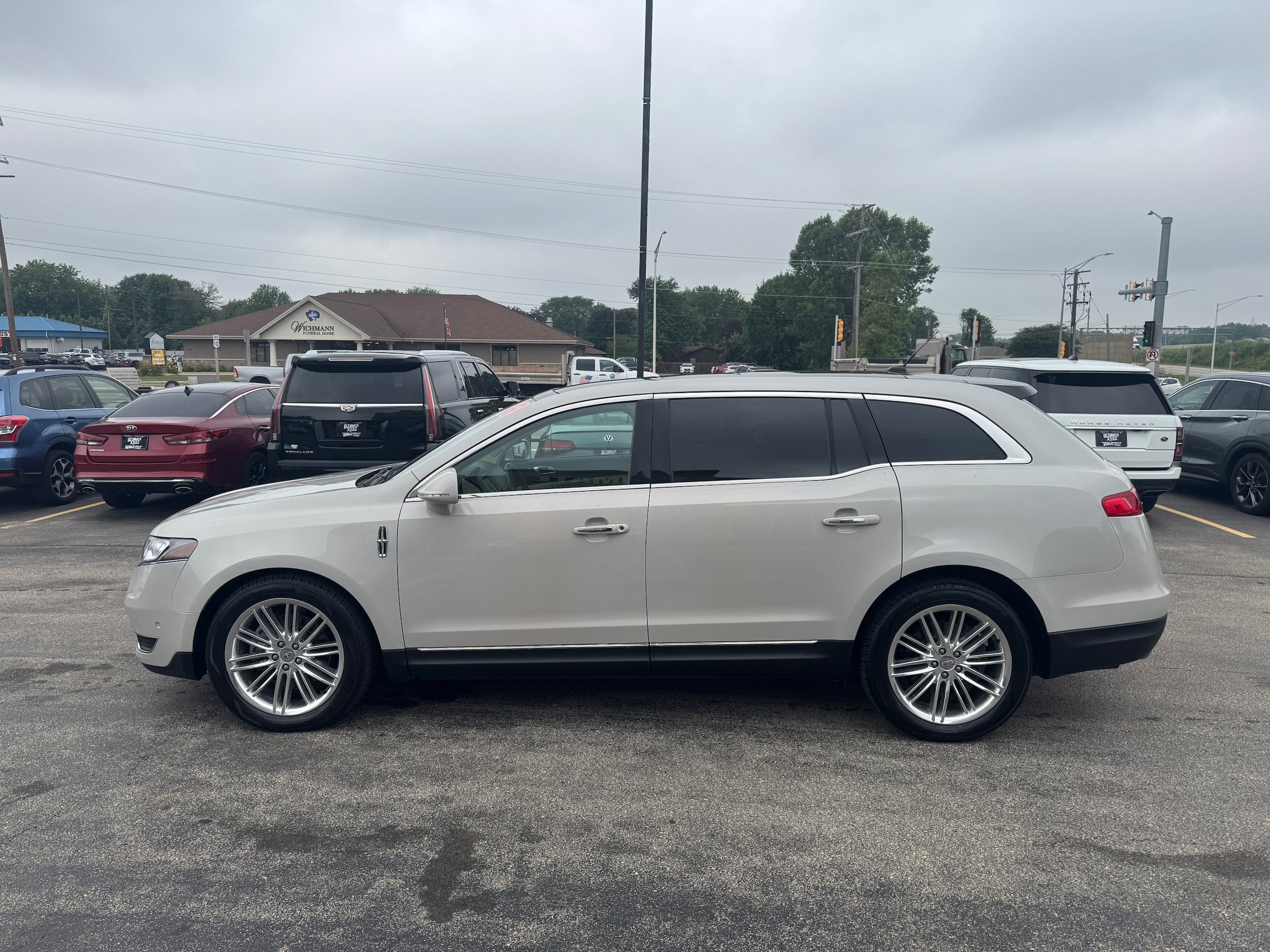 Used 2019 Lincoln MKT AWD image 2