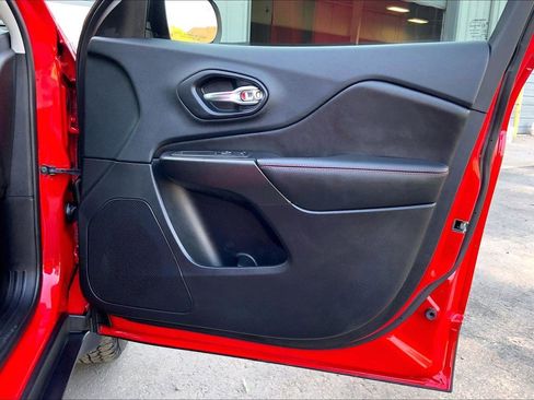 Certified 2019 Jeep Cherokee Trailhawk w/ Comfort/Convenience Group image 24