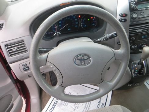 Used 2007 Toyota Sienna LE image 12