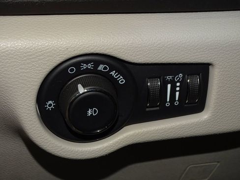 Used 2024 Chrysler Pacifica Touring-L image 19